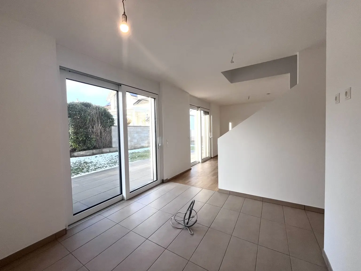 Erstbezug !! Traumhafte Doppelhaushälfte , Wohnkeller  mit Garten und 2 Stellplätzen!