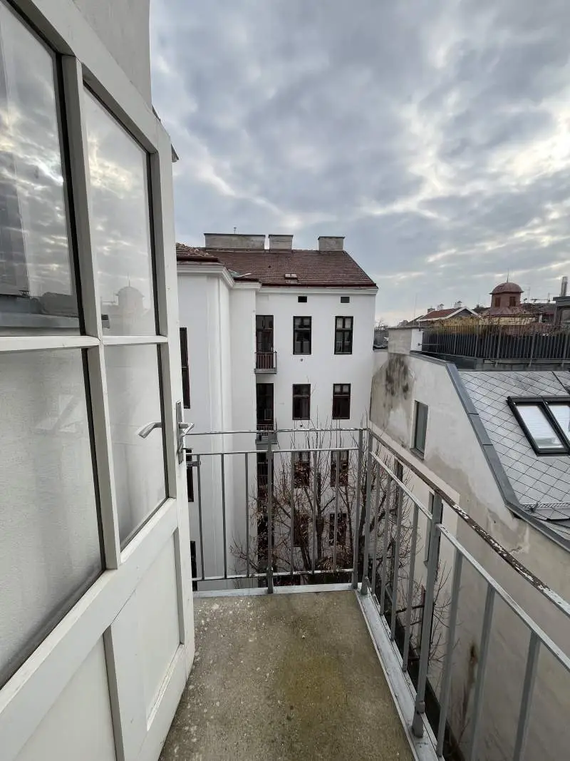 Bandgasse / Sanierungsbedürftige 2 Zimmer Wohnung
Dachgeschoß / Charmanter Altbau