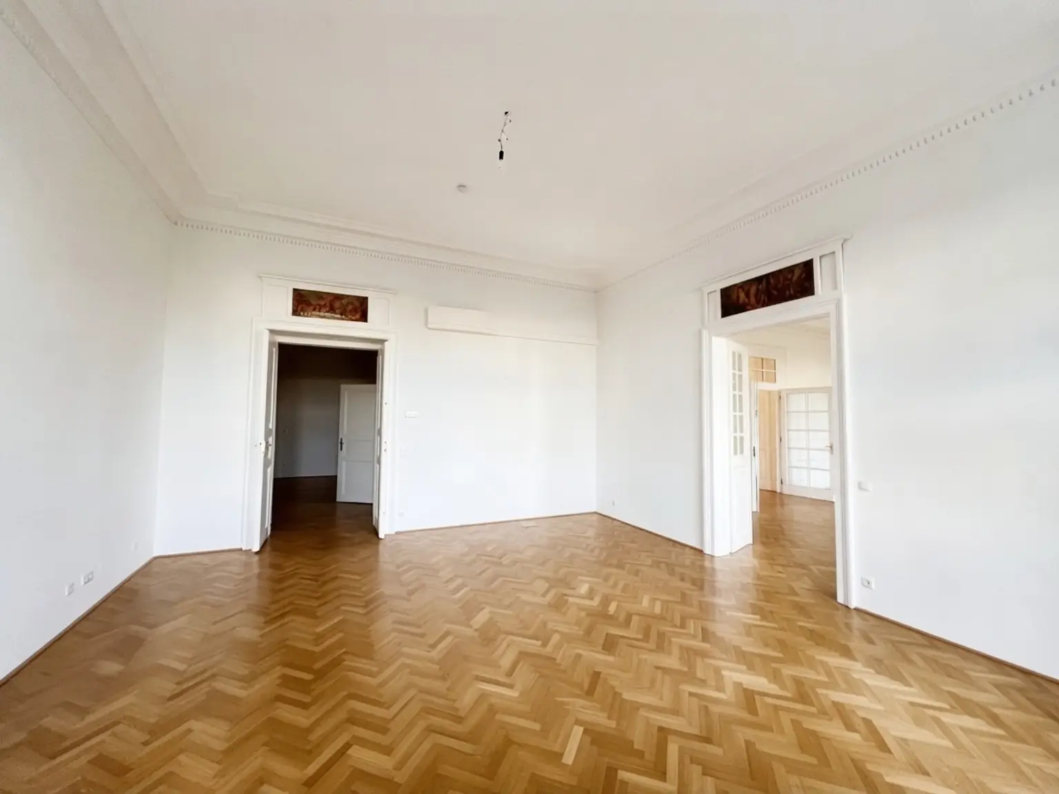 UNBEFRISTET: Prachtvolle Altbauwohnung der absoluten Königsklasse beim Schottentor
