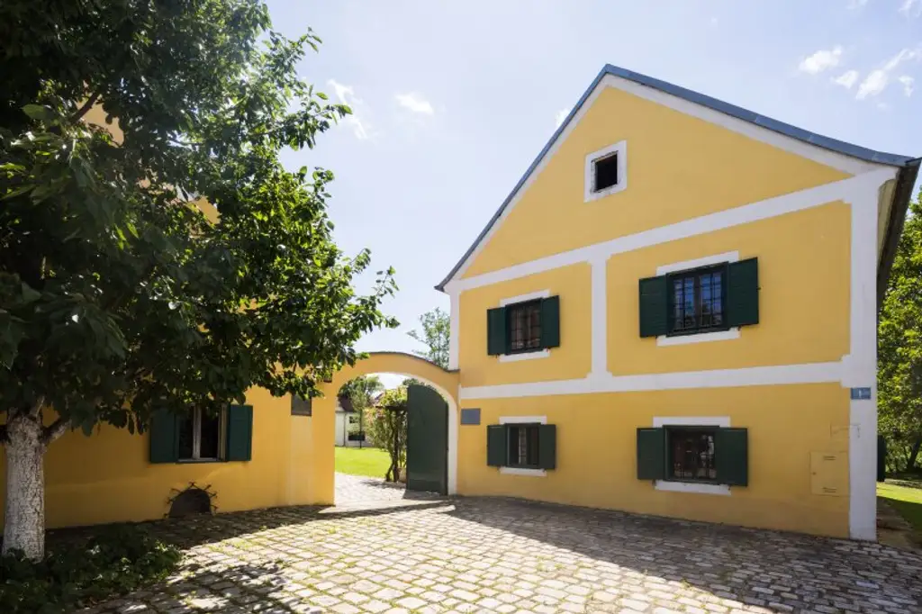 Historische Mühle inmitten von Wiesen und Feldern, nur unweit von Wien