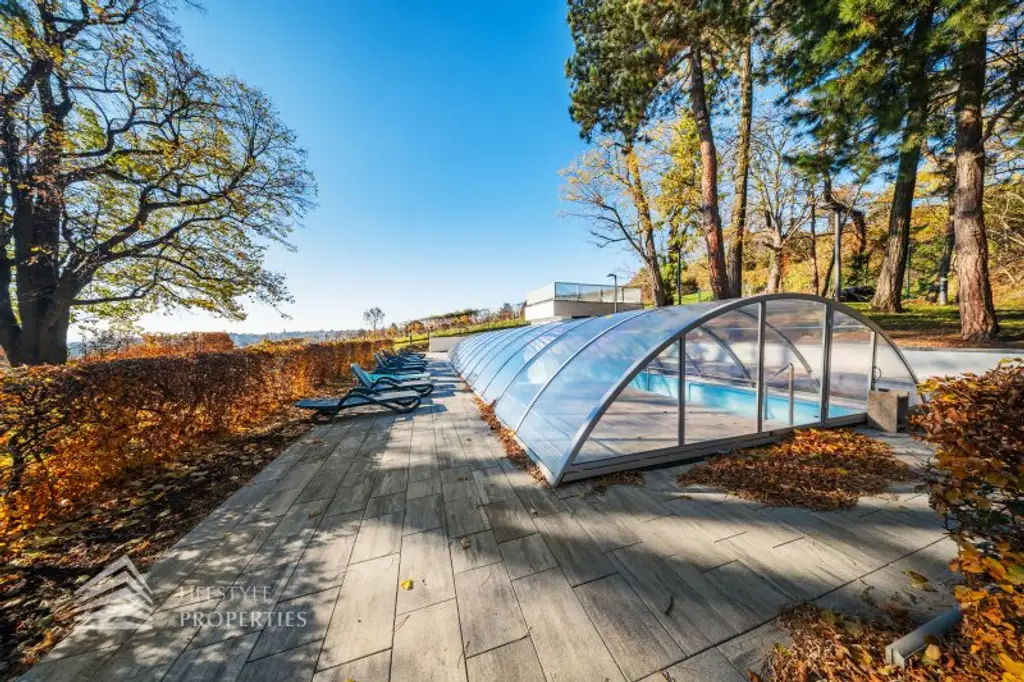 Wunderschöne 5 - Zimmer Wohnung mit Terrasse und Garten