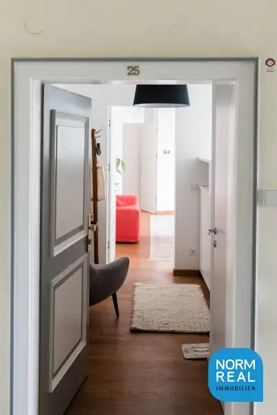 Komplett möblierte Dachgeschosswohnung mit Terrasse