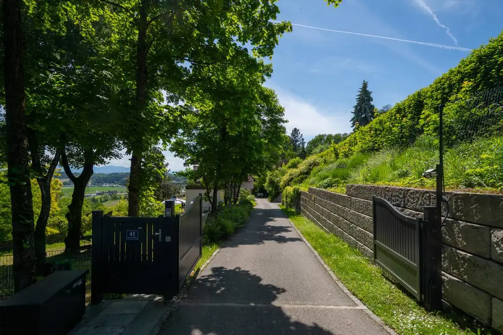 Uneinsehbares Wohnjuwel mit 7.984 m² Grundstück – einzigartiges Naturparadies mit herrlichem Panoramablick am Heuberg in Dietach!