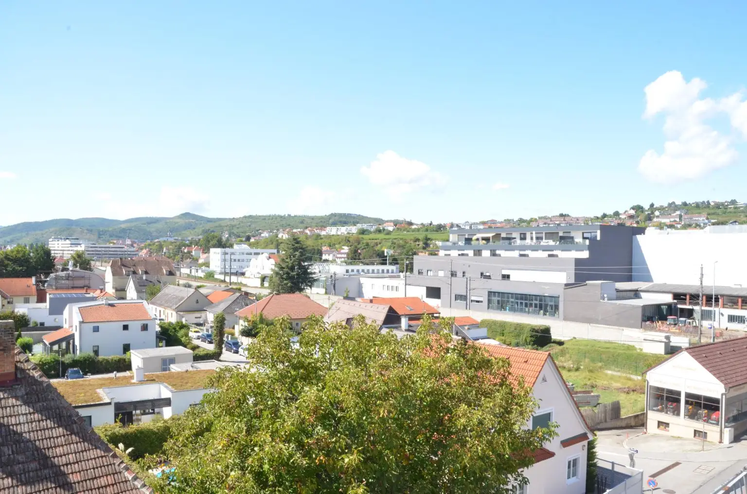 Neu adaptierte DG-Wohnung mit Terrasse und Tiefgarage