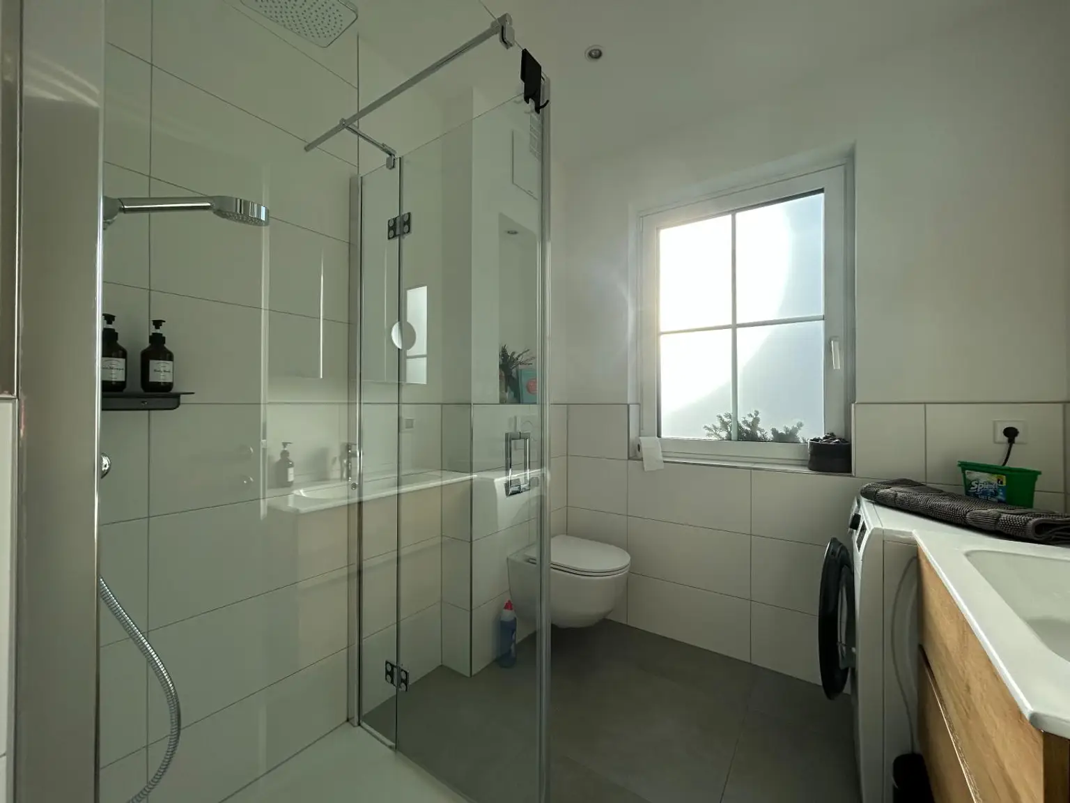 Badezimmer mit Dusche und WC