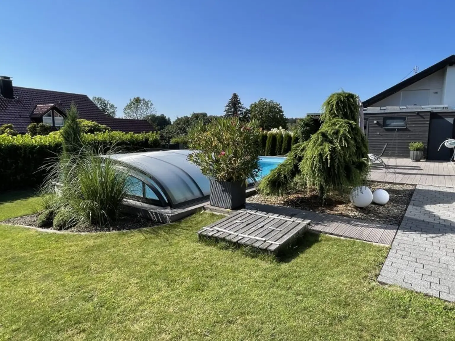 Exklusive Villa mit Indoor- & Outdoor-Pool, Smart-Home-Ausstattung und durchdachtem Raumkonzept