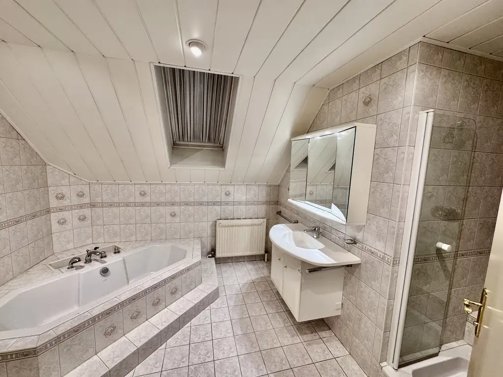 IHR NEUES ZUHAUSE - GROßZÜGIGES EINFAMILIENHAUS MIT SWIMMINGPOOL IN FLORIDSDORF