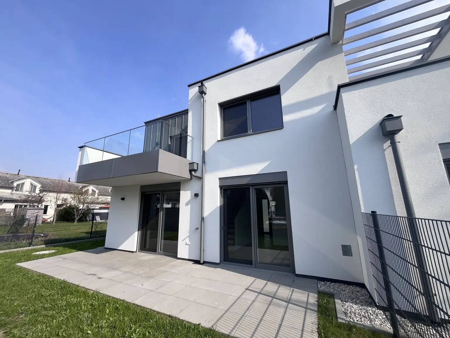 Erstbezug !! Traumhafte Doppelhaushälfte , Wohnkeller  mit Garten und 2 Stellplätzen!