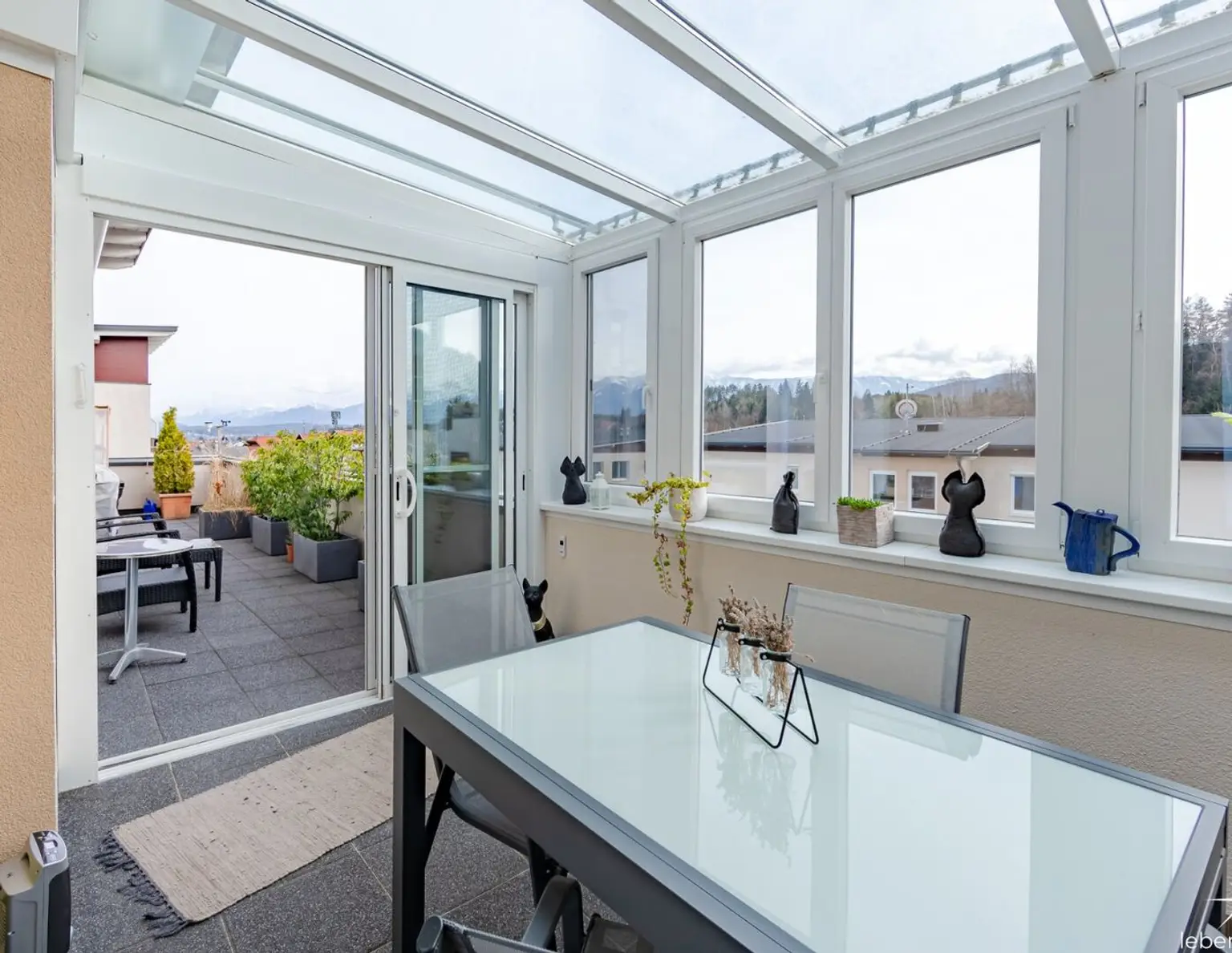 Großzügige Dachgeschoßwohnung mit 5 Zimmern, traumhafte Dachterrasse und Loggia.