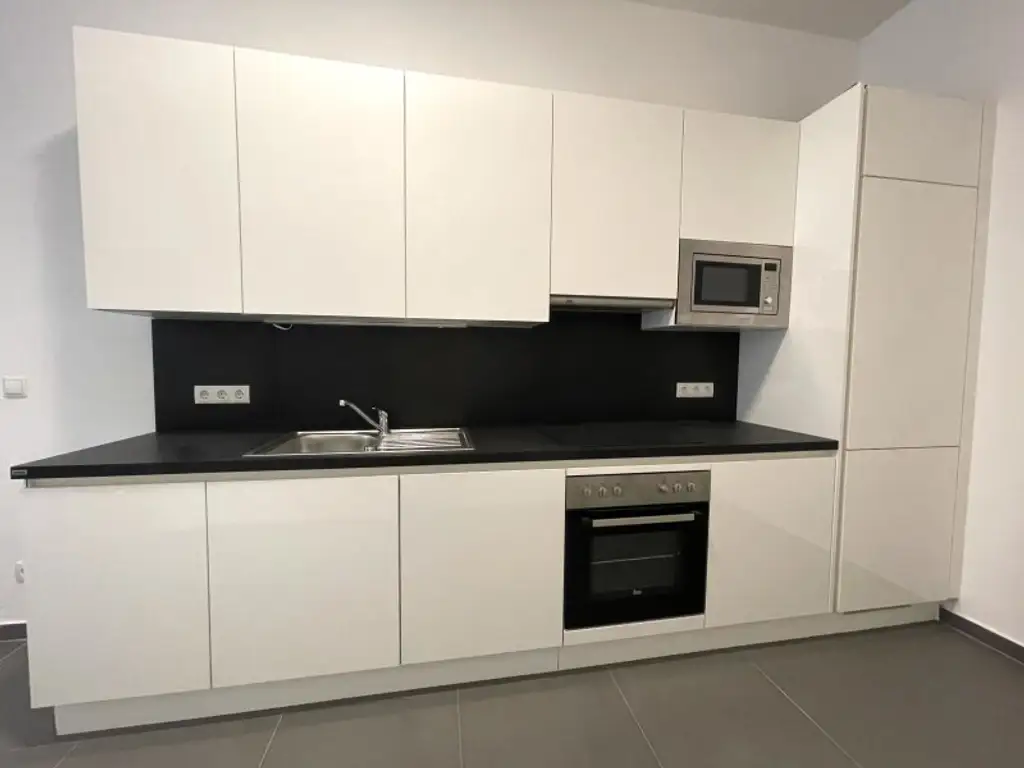 Große 1-Zimmer-Wohnung mit 58 m2, 1. Stock mit Lift! Zentrale Lage!