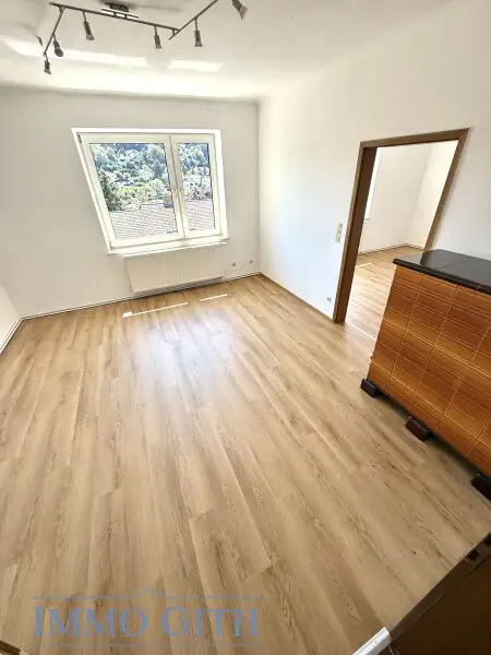 RUHIGE 74 m² 3-ZIMMER-WOHNUNG IM OBERGESCHOSS EINES ZWEIFAMILIENHAUSES MIT GARTENFLÄCHE, ABSTELLRAUM & PARKPLATZ ZU MIETEN!