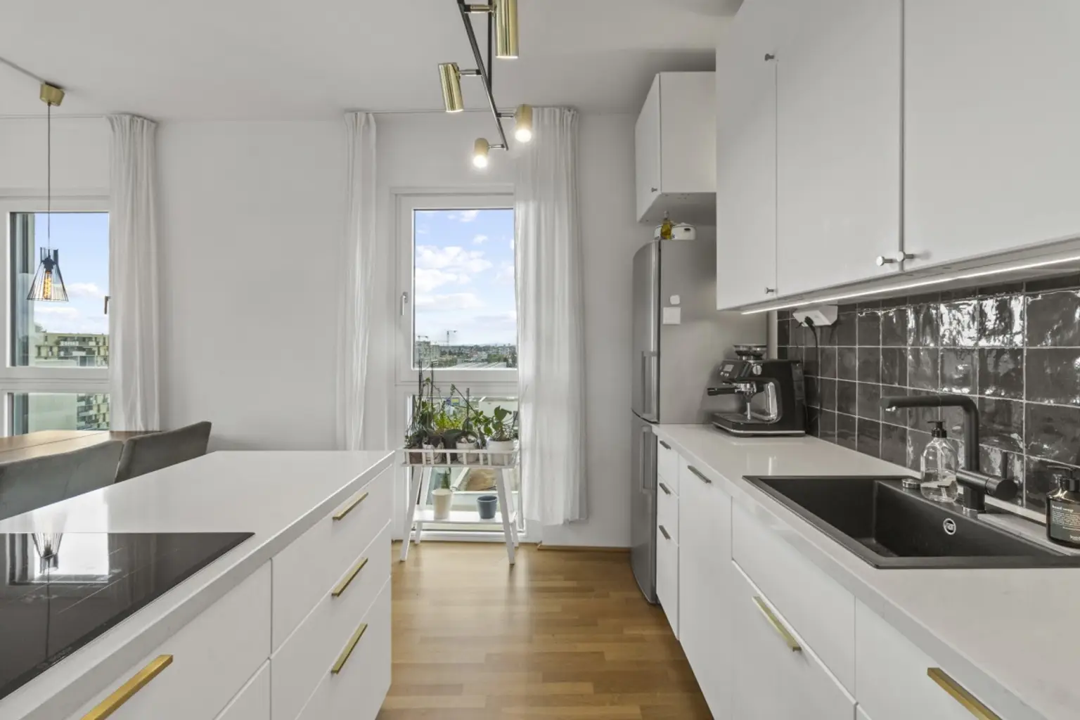 D | ++ DREI ZIMMER im DG ++ Stilvolles Wohnen mit FERNBLICK | Prima Service Immobilien