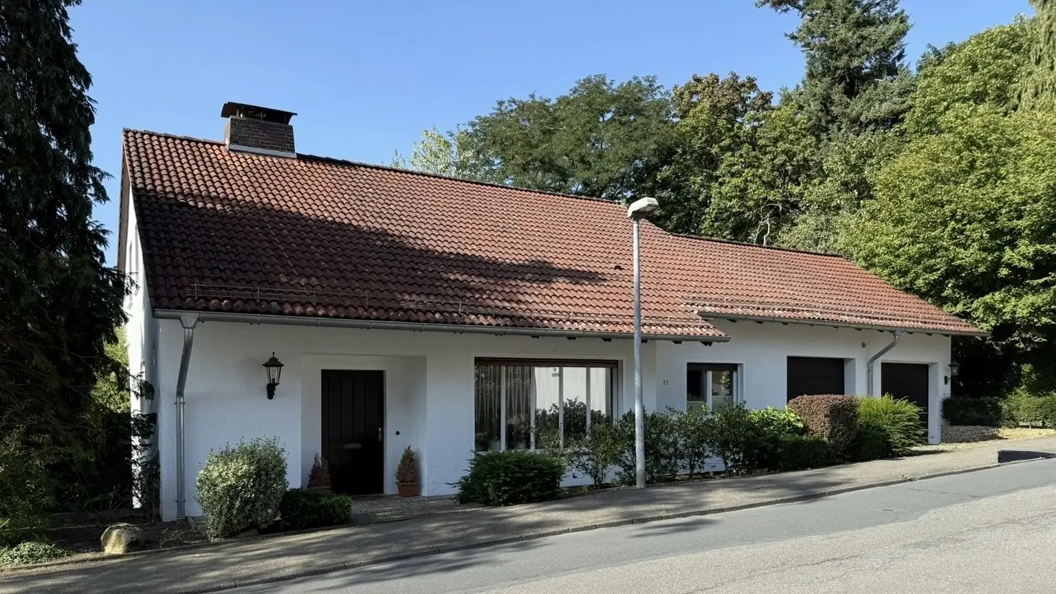 Wohnen mit Weitblick: Hochwertiges Einfamilienhaus mit Einliegerwohnung, Dachterrasse, parkähnlichem Garten und 2 Garagen in Bad Harzburg