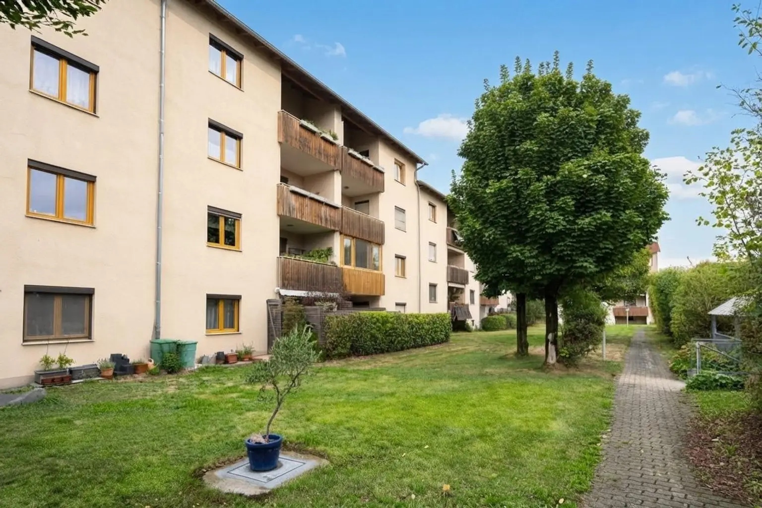 Außenansicht mit Gemeinschaftsgarten