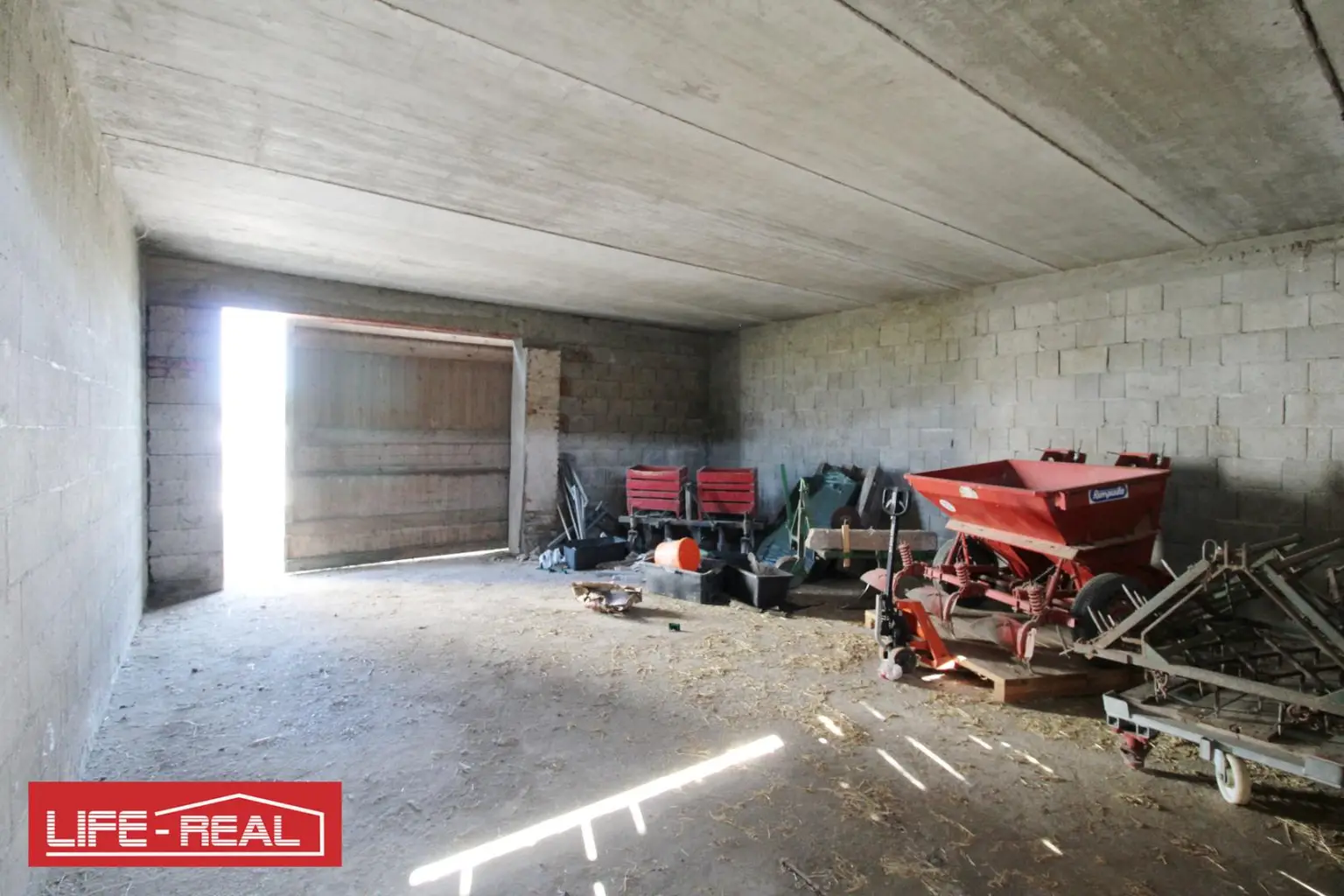 Außenlagerfläche mit Garage im Ennshafen!