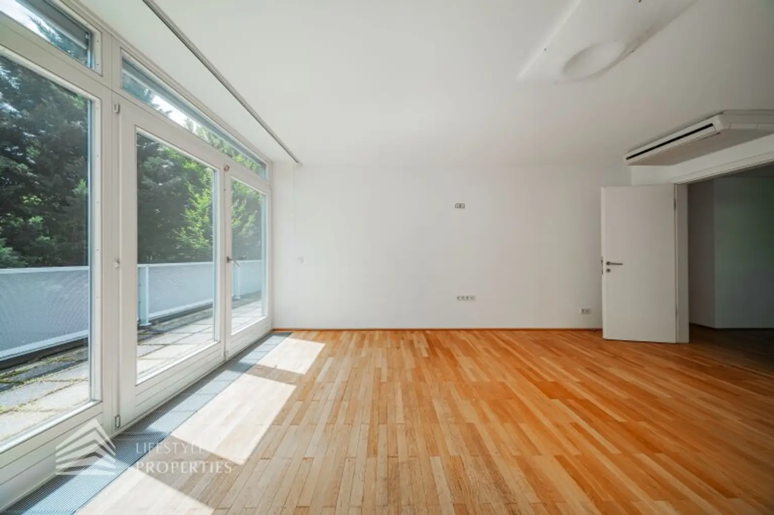 Wunderschöne 4 - Zimmer Wohnung mit Terrasse und 2 Balkonen