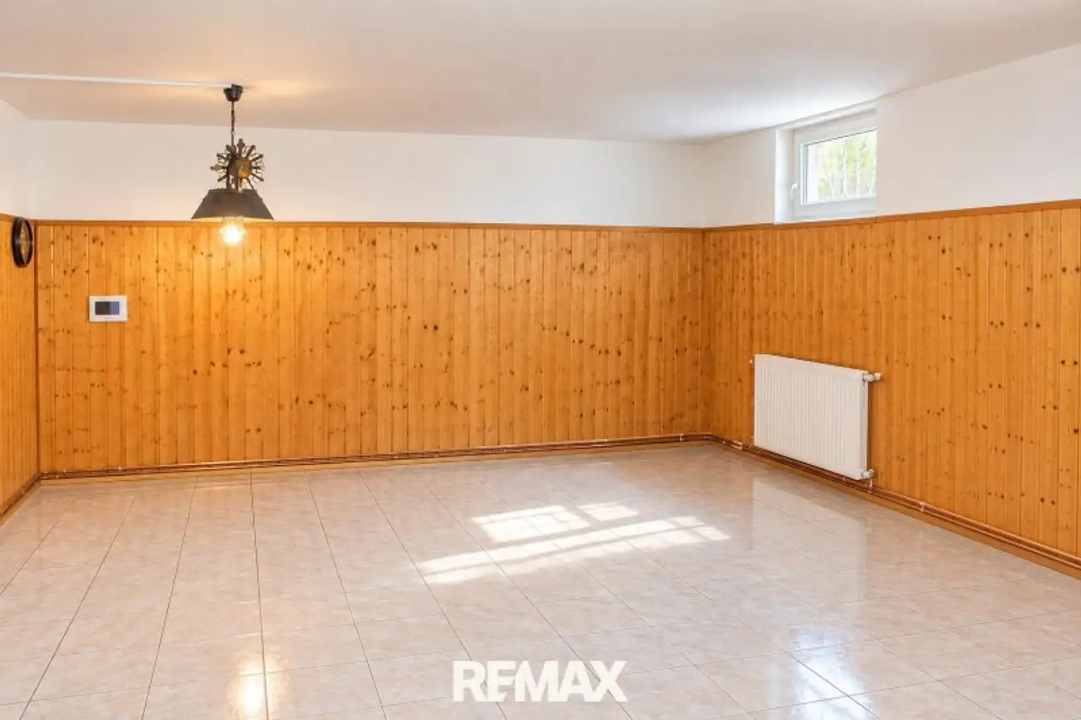 Raum Keller ca. 33m², mittels AI Gegenstände entf.