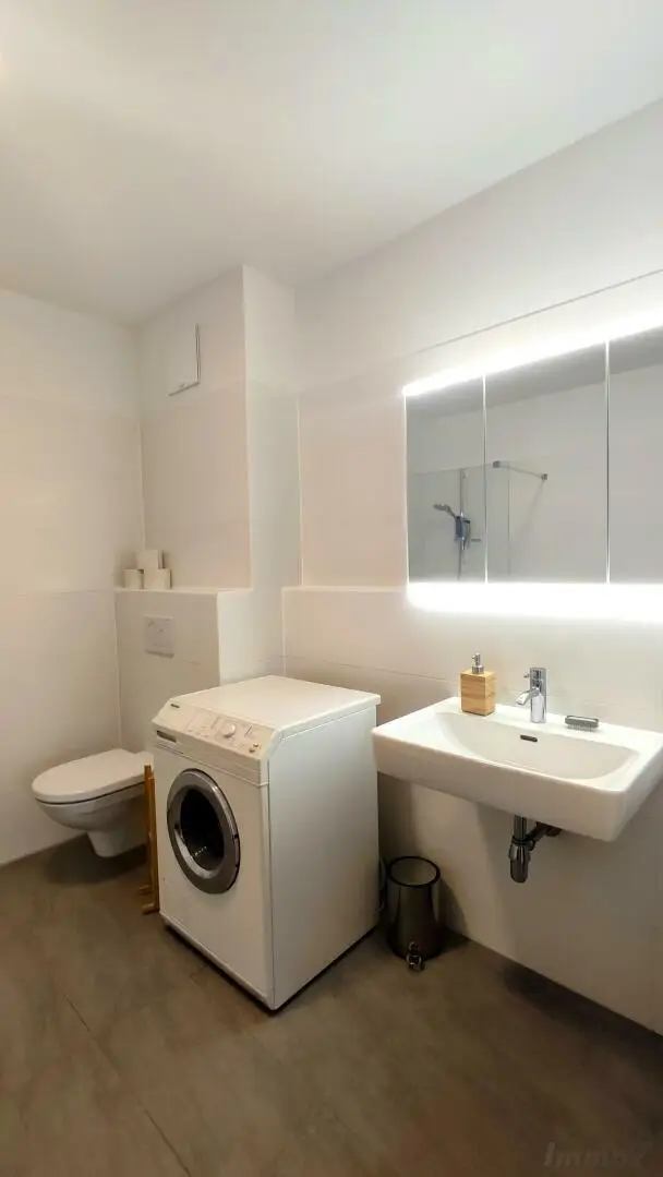 Bad mit WC und Waschmaschinenanschluss