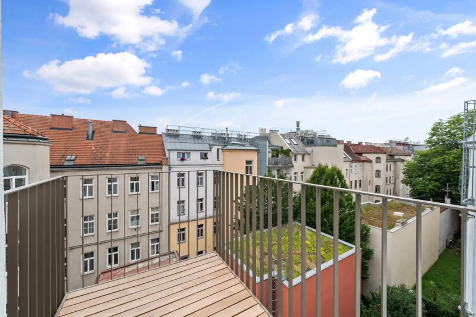 4-Zimmer-Dachgeschosswohnung (Massivbauweise) mit Terrassen in generalsaniertem Altbau