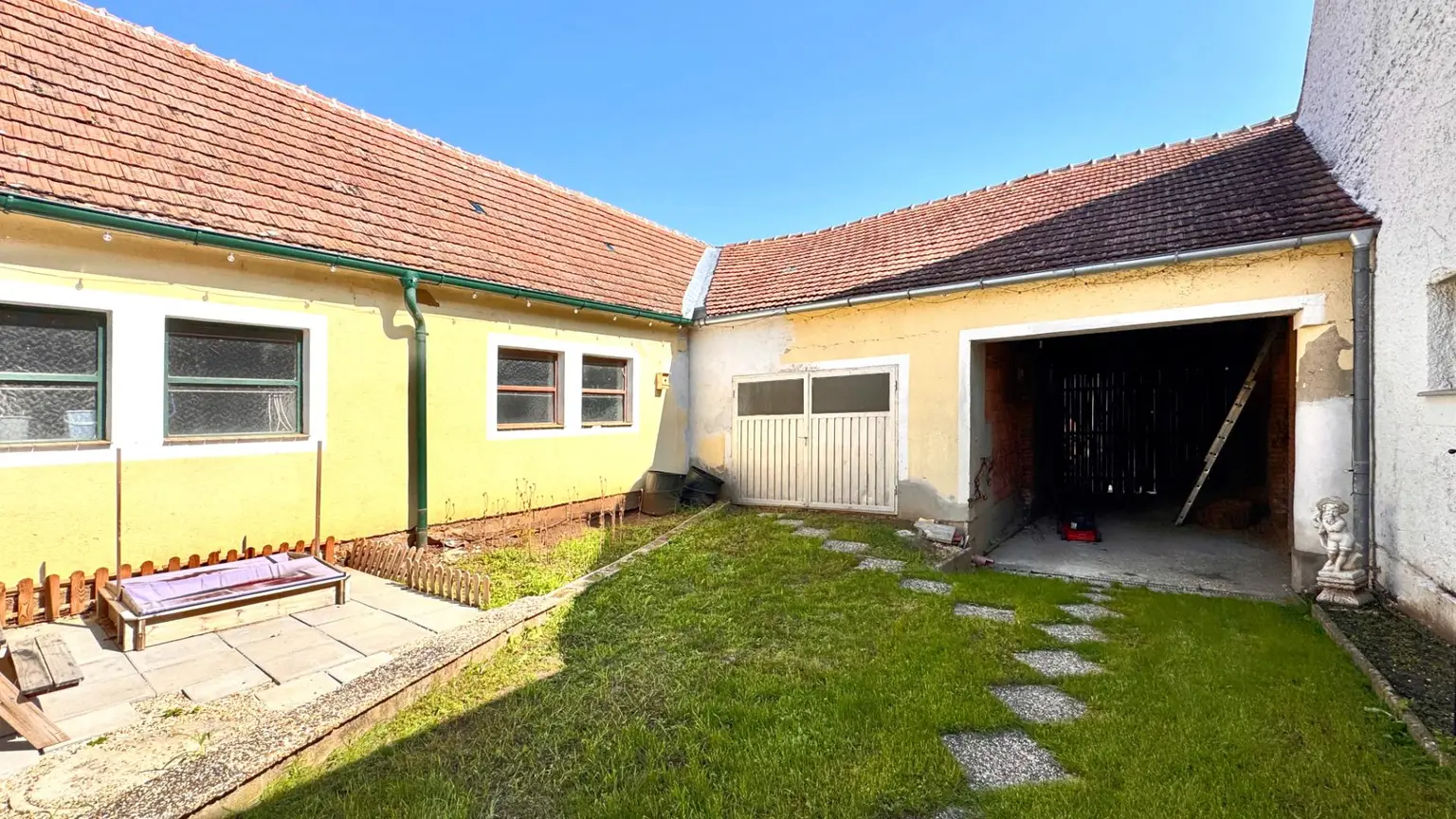 Ehemaliges Bauernhaus mit Nebengebäuden