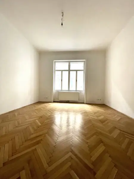 Stilvolle 2 Zimmer Wohnung, neu saniert, im wunderschönen Stilaltbau