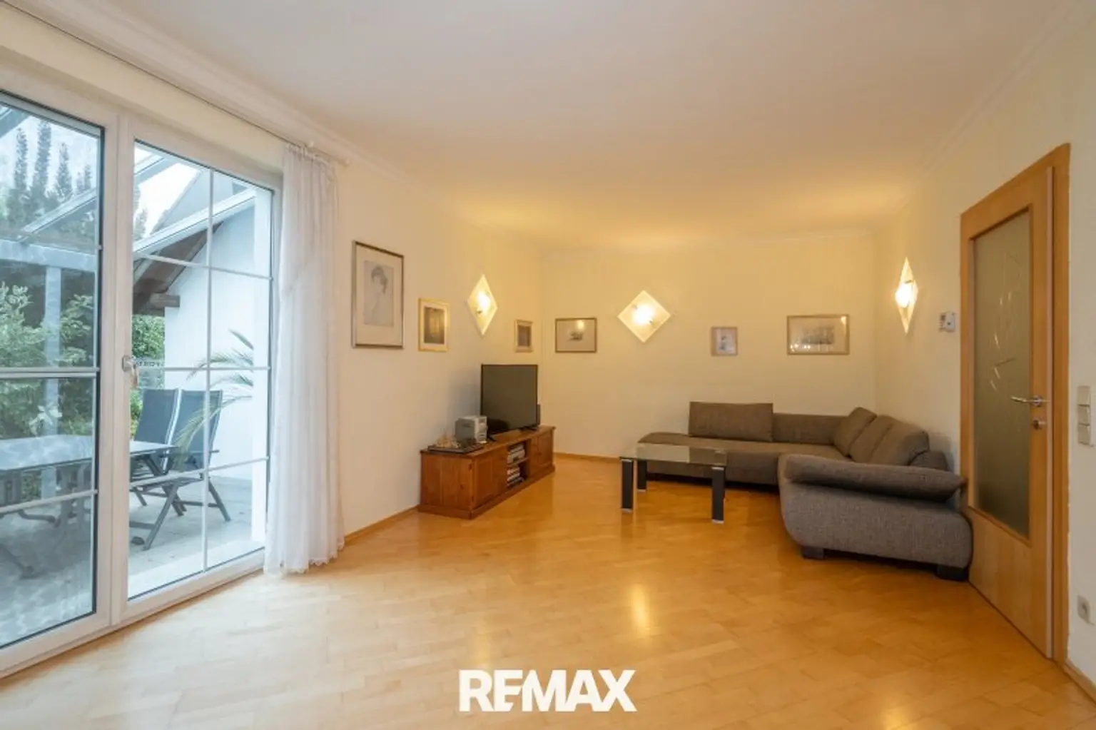 Wohnbereich mit Ausgang zur Terrasse (EG)