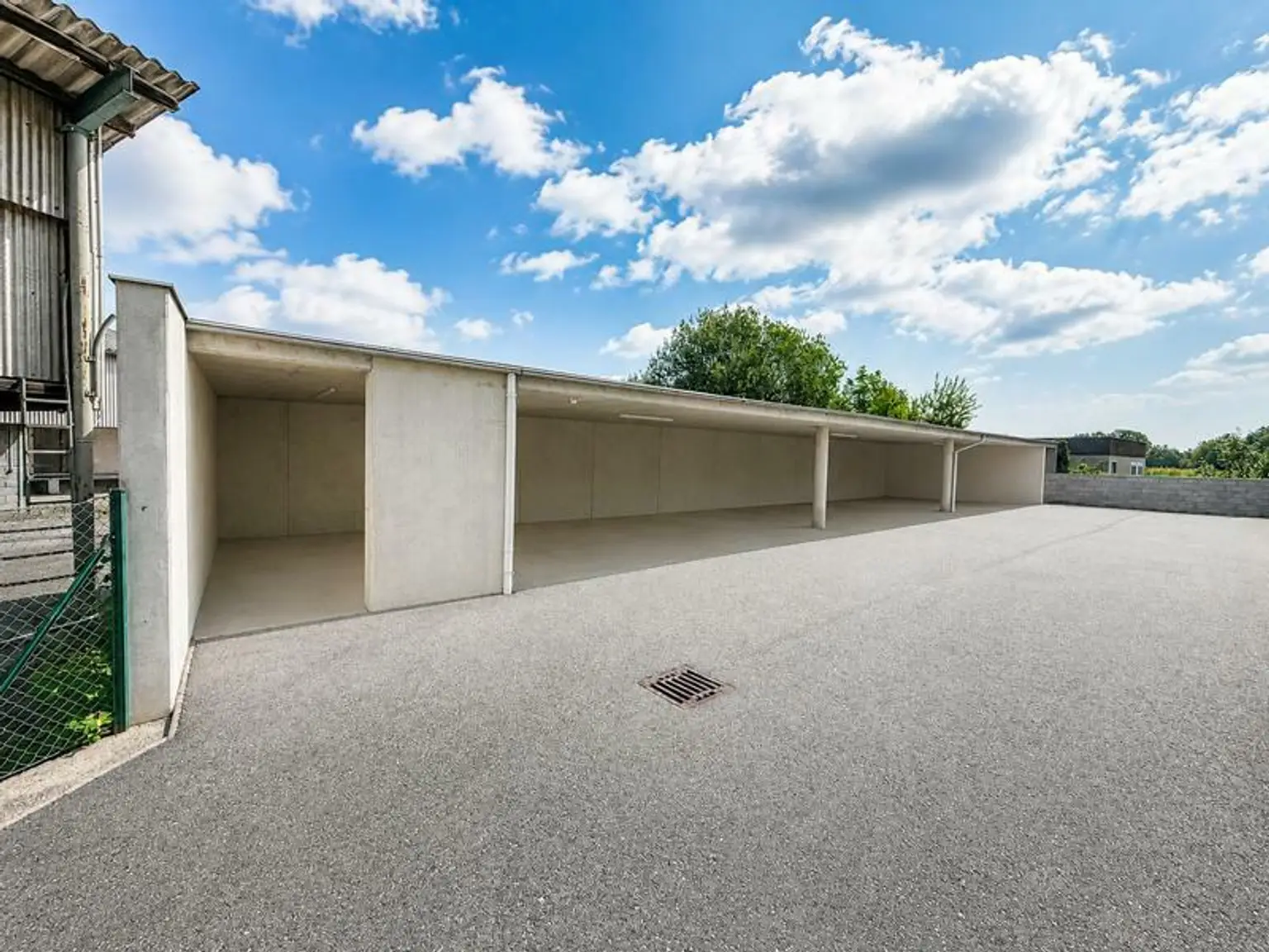 Carport gegenüber der Wohnung