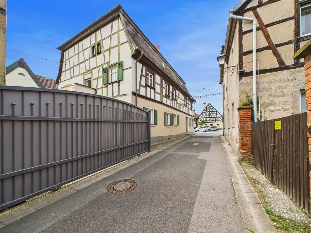 Einfahrt Innenhof mit Rolltor