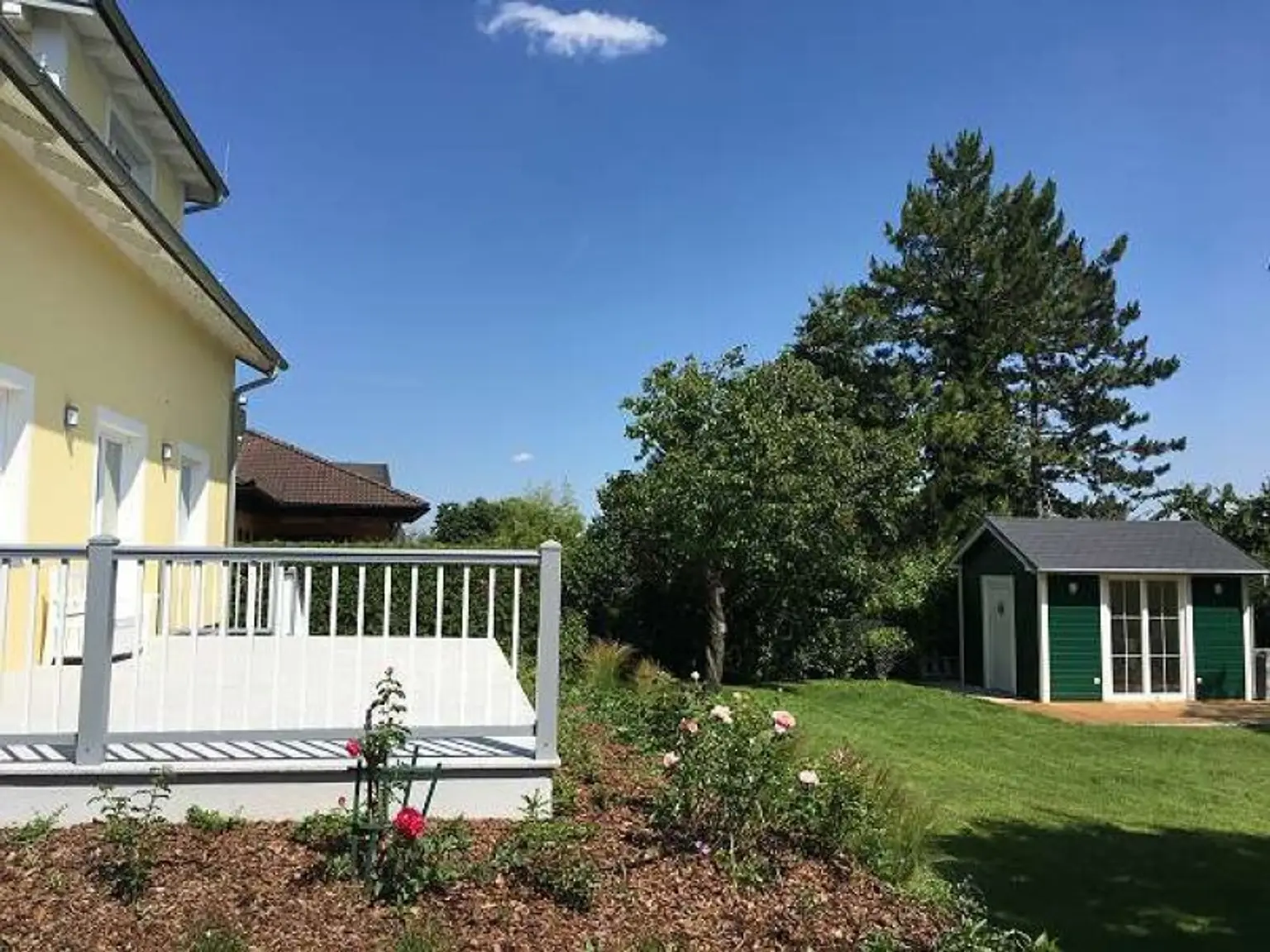 Blick zur Terrasse und zum Gartenhaus