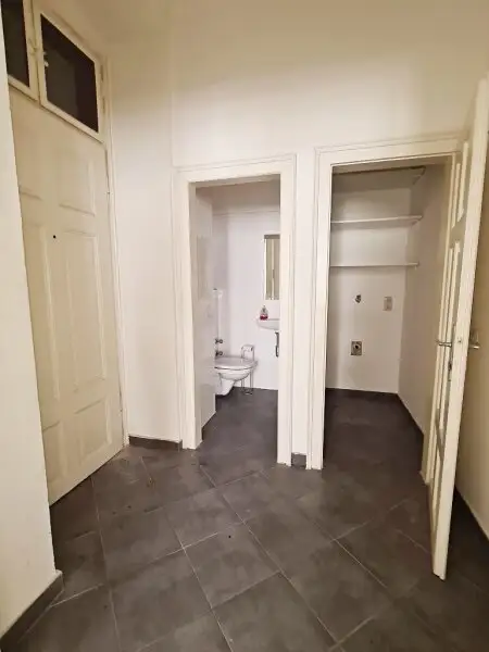 SALESIANERGASSE, teilsanierte 86 m2 Altbau, 3 Zimmer, Küche, Wannenbad, Parketten, 2. Liftstock, Botschaftsviertel