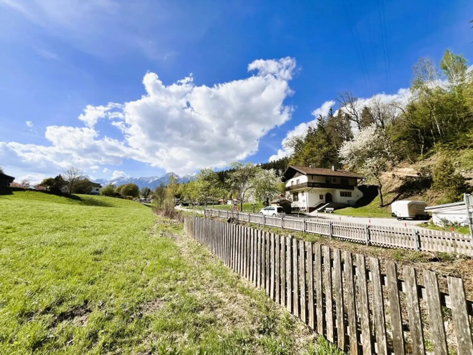 TRAUMLAGE: Sonniges Baugrundstück nahe Innsbruck im GRÜNEN - PERFEKT für die ganze FAMILIE!
