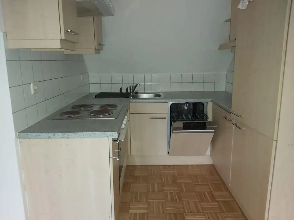 Zentrale 2-Zimmer-Wohnung mit Küchenblock im 2. Obergeschoß (Dachgeschoß) am Hauptplatz in Kapfenberg zu mieten !