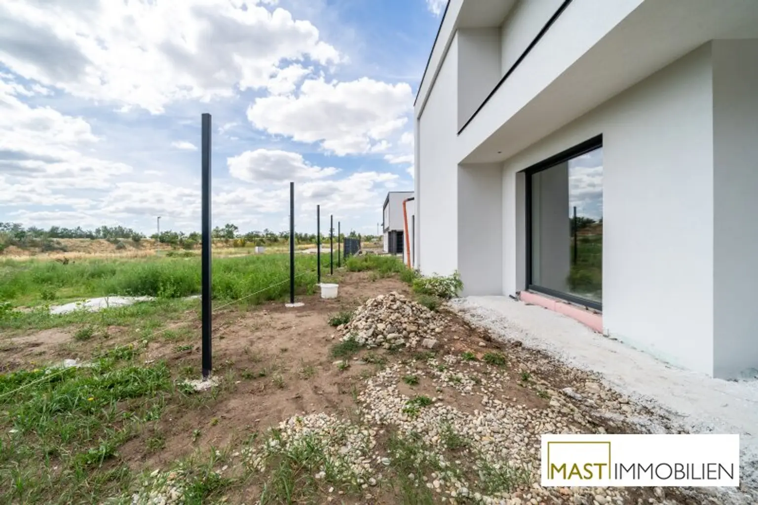 ERSTBEZUG - Modernes Einfamilienhaus mit 148 m² Wohnfläche, Balkon, Terrasse & 2 PKW-Stellplätzen in Strasshof – belagsfertig!