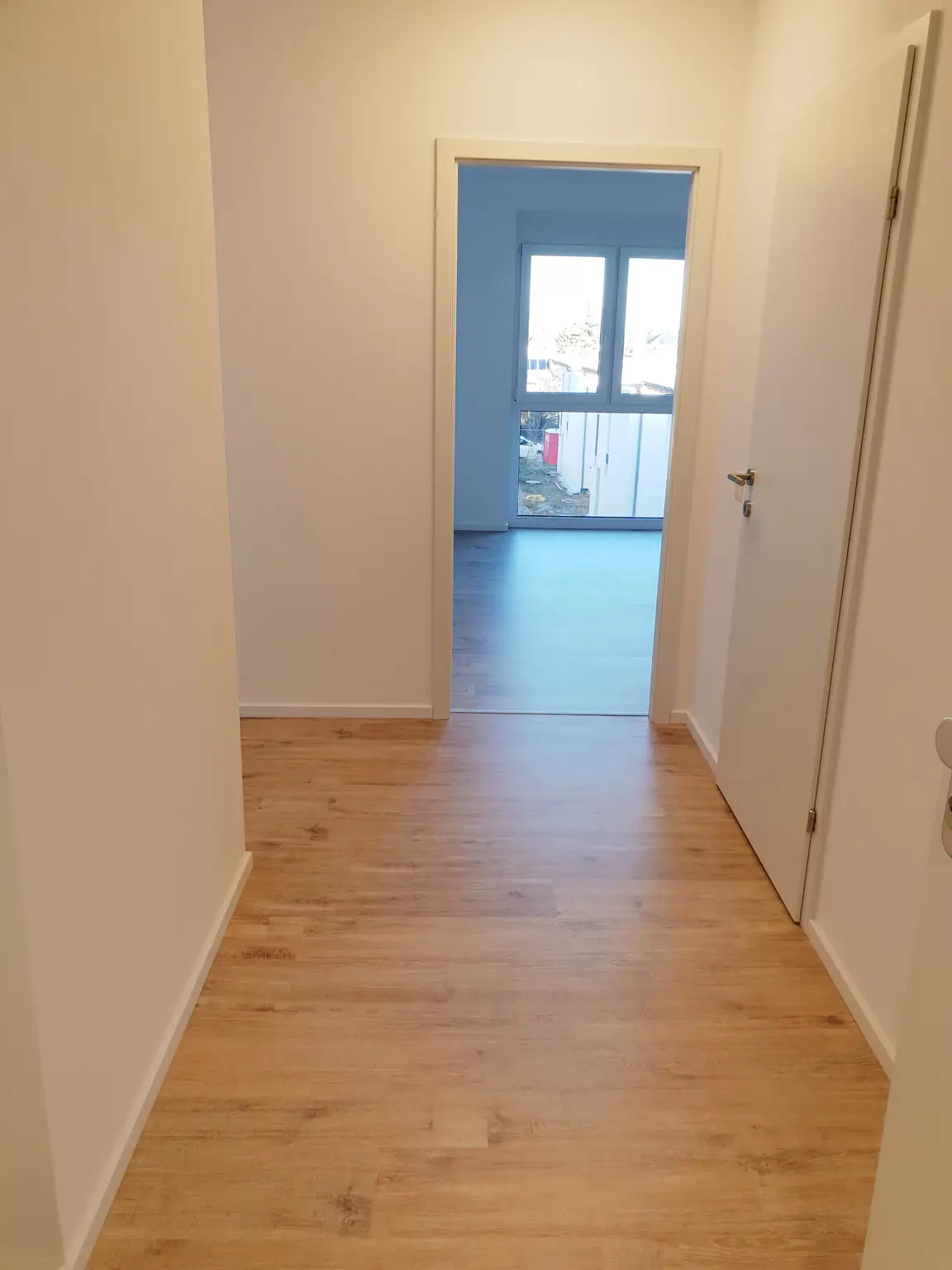 Neuwertige 3 Zimmer Wohnung mit Balkon + 2 Parkplätzen!!