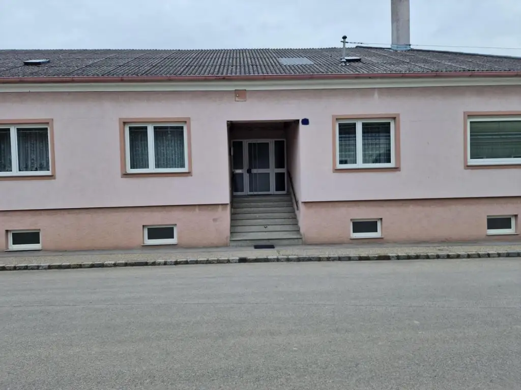 "Wohnhaus und Hallen"