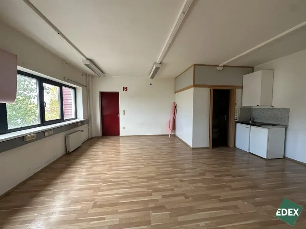 Großzügige Lagerhalle samt Büro