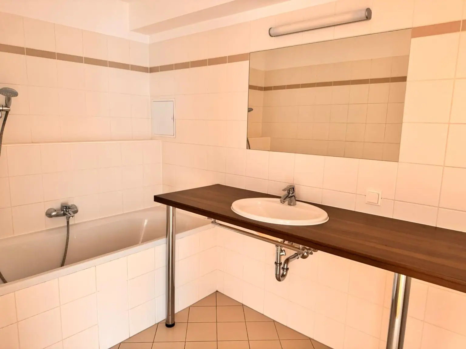 IHR NEUES ZUHAUSE MODERN; HELL; HOCHWERTIG