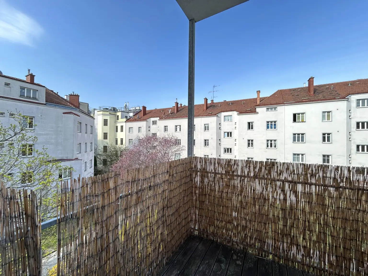 Balkon - Blick zum Hof