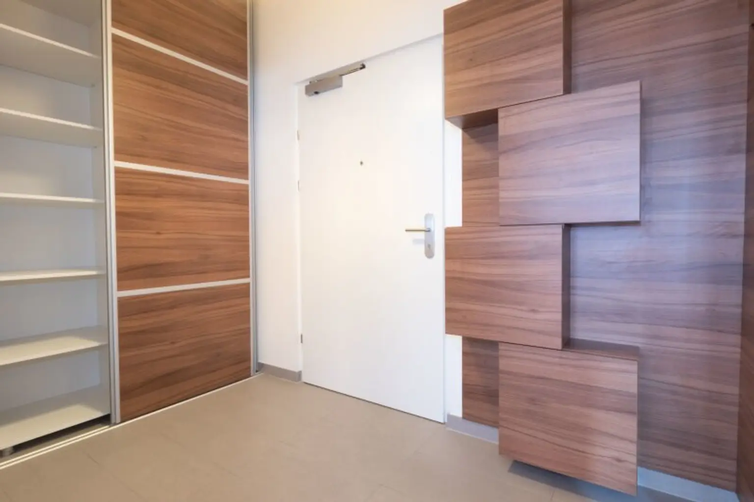 Sachen packen und einziehen! helle und teil-möblierte 2-Zimmer-Wohnung in 1040 Wien!
