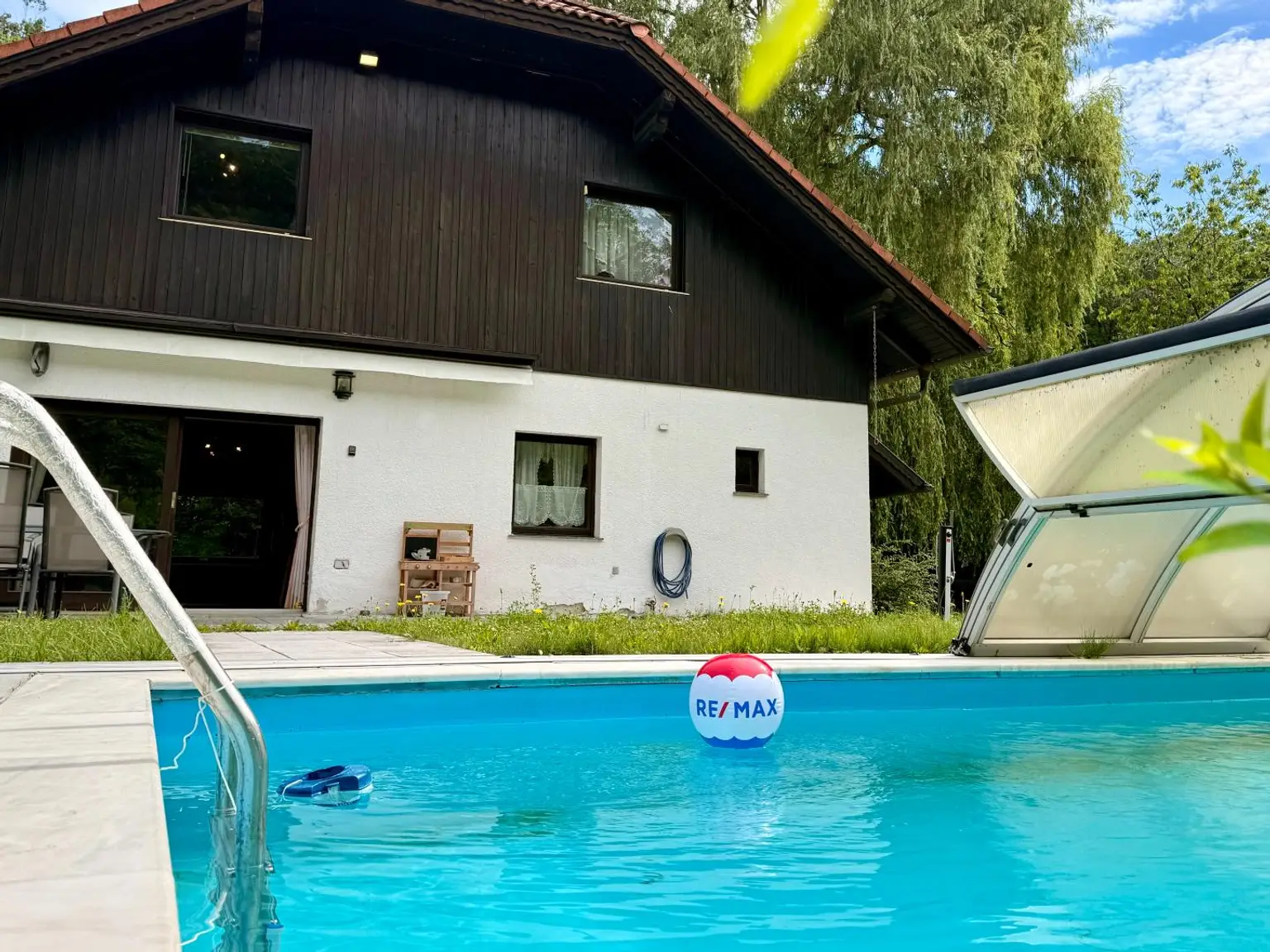 1 Haus mit Pool