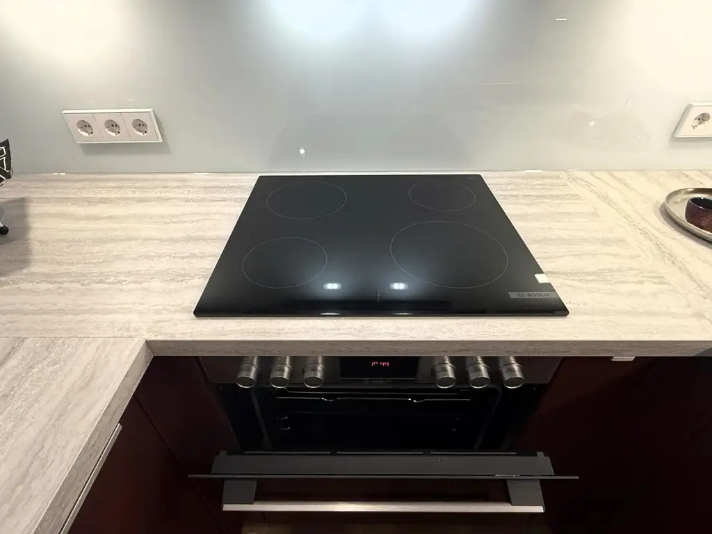 Kleine Perle im ultramodernen Wohnhaus mit Pool am Dach zu mieten // Small gem in an ultra-modern apartm. building with pool on the roof for rent //