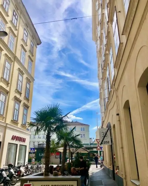 MIETWOHNUNG-INNENSTÄDTISCHE & EXQUISITE - PENTHOUSE- WOHNUNG-OHNE DACHSCHRÄGEN! mit 2,5-Zimmern in Top Lage - NASCHMARKT - 1060 WIEN!