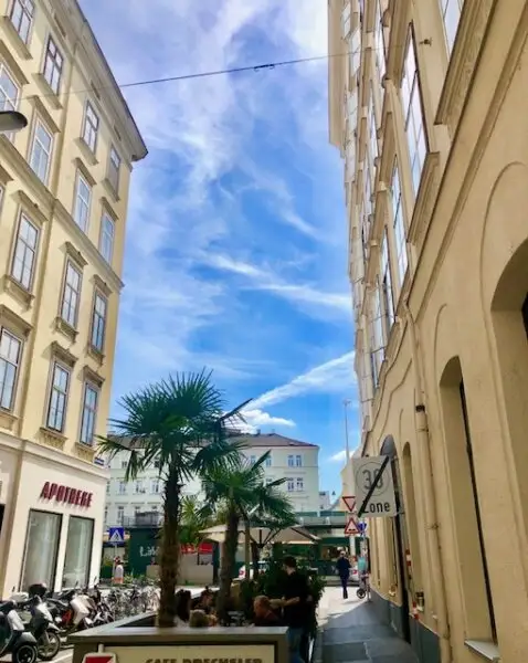 MIETWOHNUNG-INNENSTÄDTISCHE & EXQUISITE - PENTHOUSE- WOHNUNG-OHNE DACHSCHRÄGEN! mit 2,5-Zimmern in Top Lage - NASCHMARKT - 1060 WIEN!