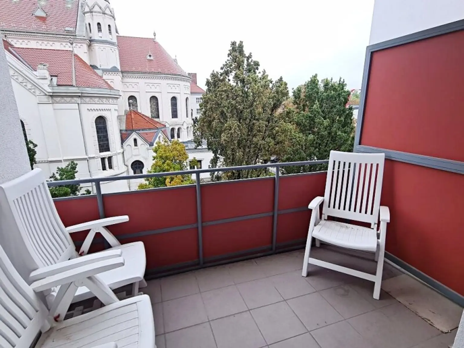 FAMILIENHIT, ENKPLATZ, gepflegte 113 m2 Neubau mit Loggia, 4 Zimmer, Küche, 2 Bäder, teilmöbliert, 3. Liftstock, U3-Nähe