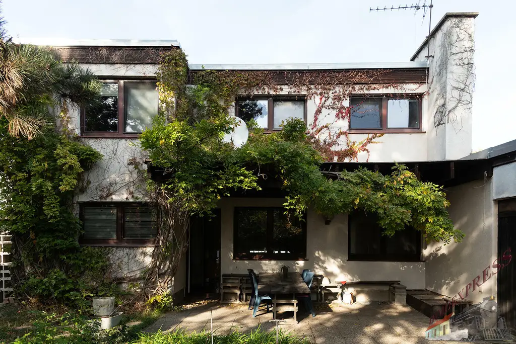 Architektenhaus mit Schwimmhalle in Ruhelage