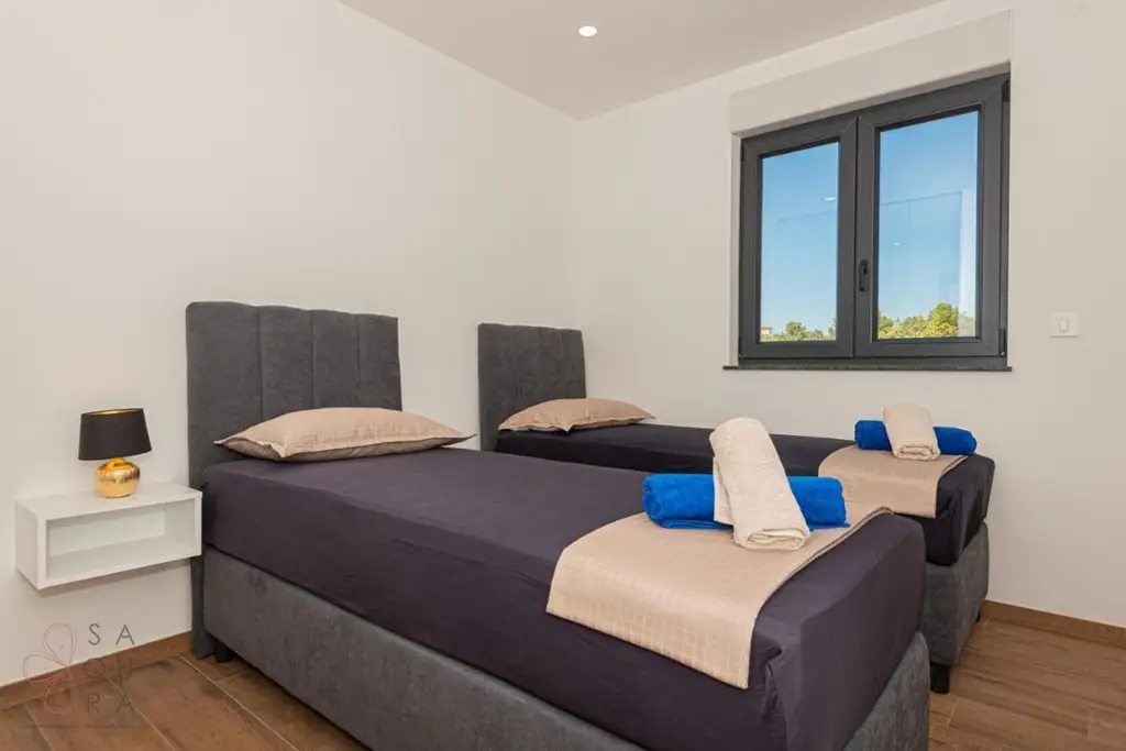 Modernes Wohndomizil mit Stil – Halbvilla mit Pool in Vodice
