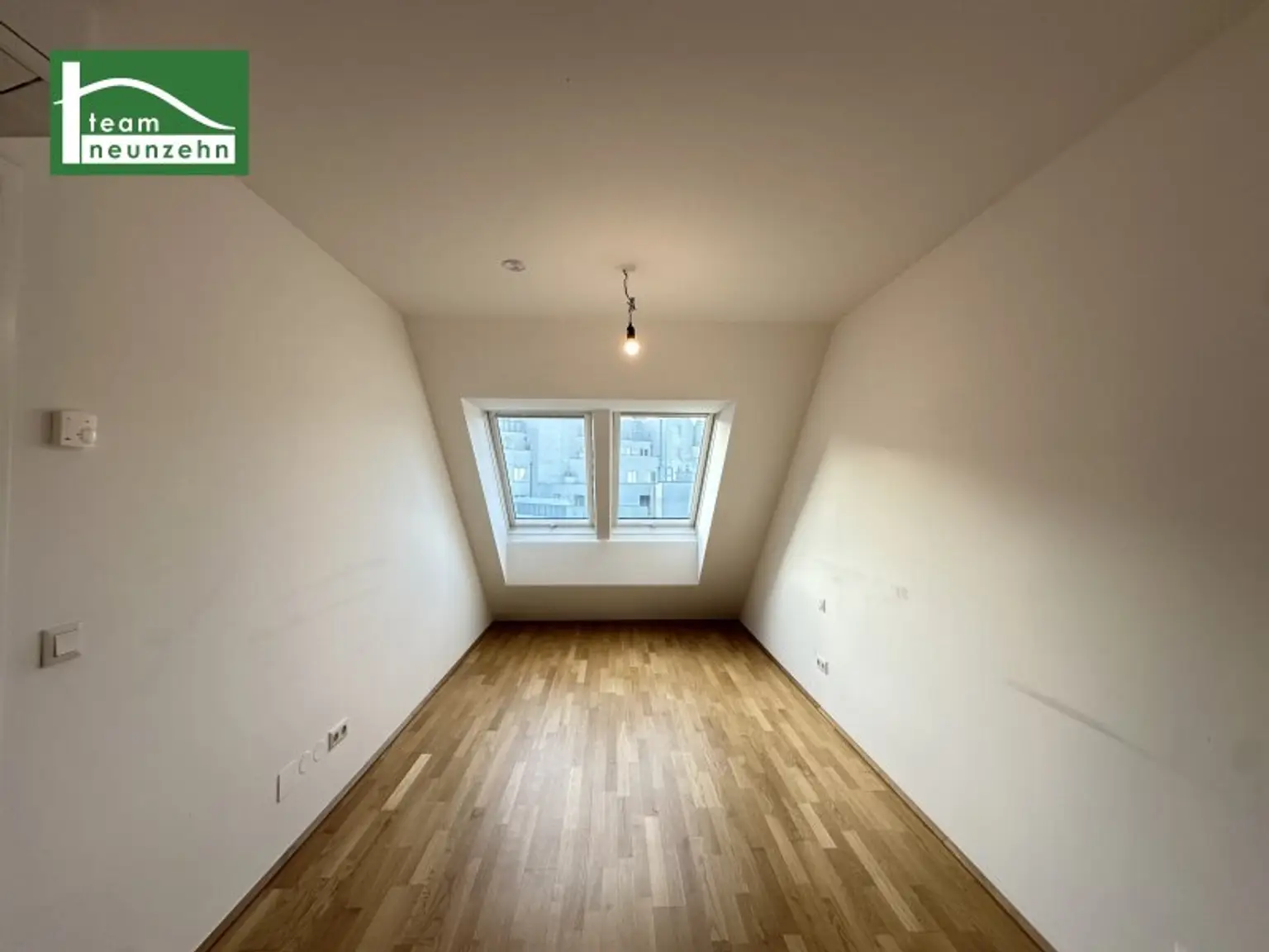 Klimatisierte Dachgeschoss-Wohnung mit Traumbad und Terrasse!