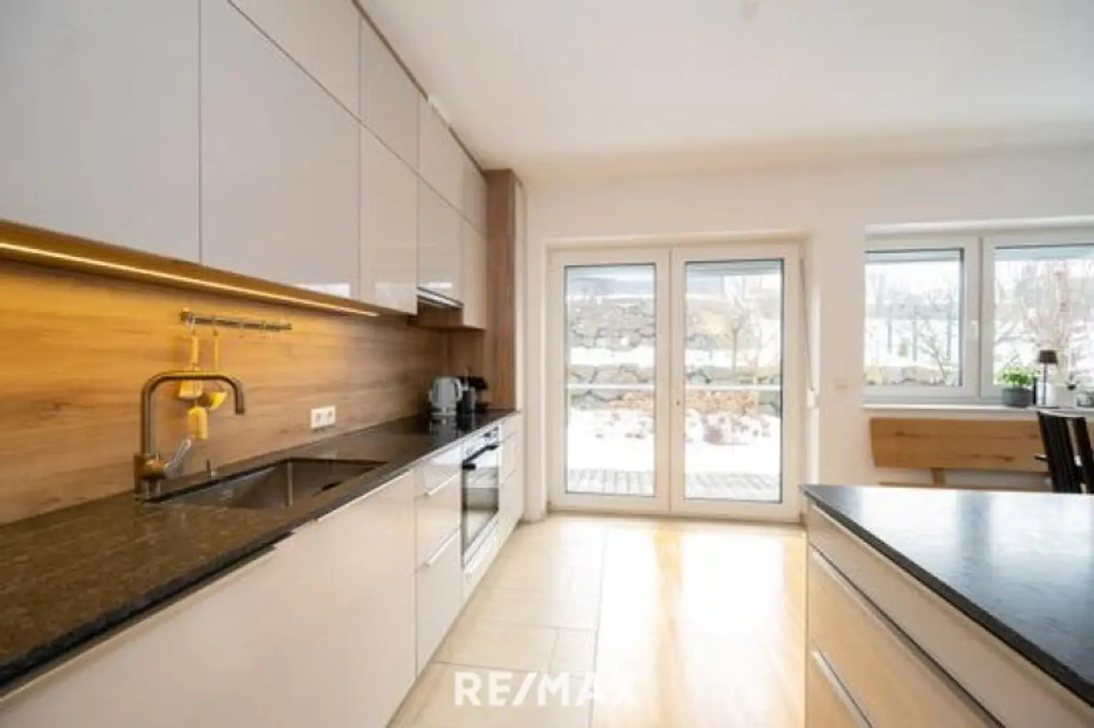 Küche mit Blick Ausgang zur Terrasse/Garten