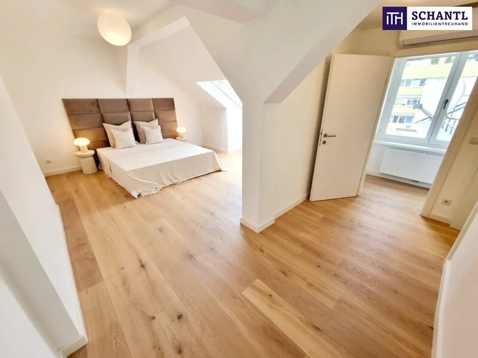 WOW! Stylischer Wohntraum im Dachgeschoss! Frisch saniert + Ruhelage + Traumhaftes Altbauhaus + Hofseitige Terrasse + U-Bahn ums Eck + Beste Infrastruktur und Anbindung!