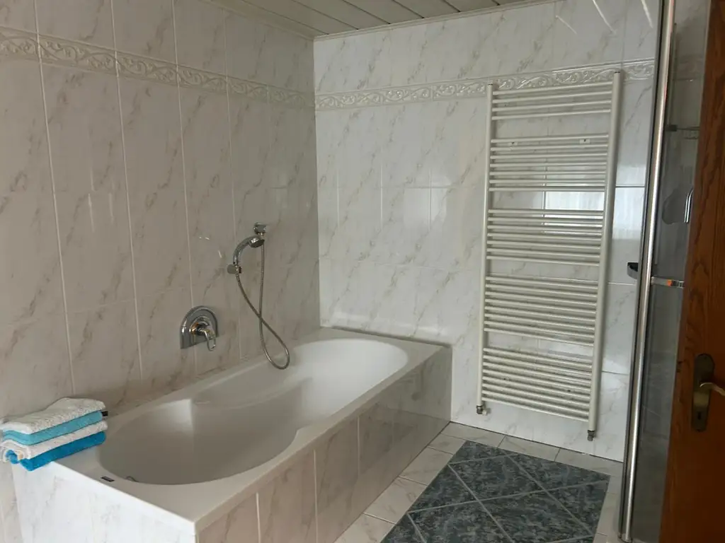 2 Familienhaus mit Pool und Outdoorküche/Poolhaus - Garage für 3 Autos -SOFORT VERFÜGBAR-DACHBODEN AUSBAUBAR